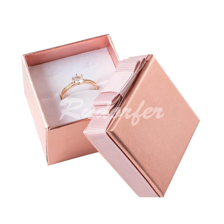Cutie pentru inel din carton GALA pe roz